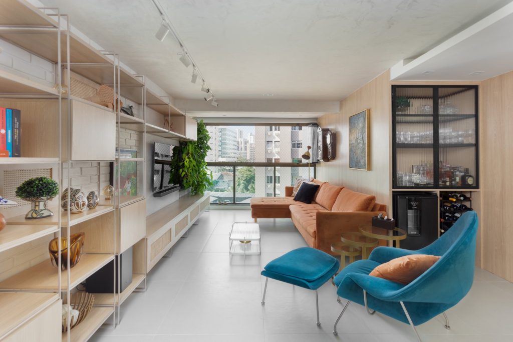 projeto_arquitetura_recife_reforma_apartamento_sala_estar_painel_varanda_integrada_estante_terracota