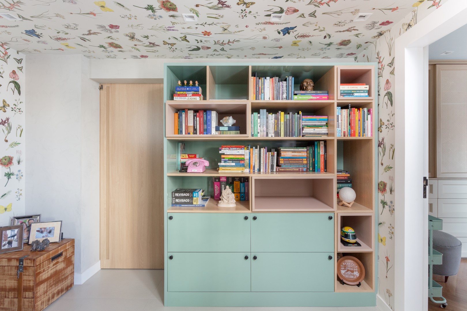 projeto_arquitetura_recife_reforma_apartamento_home_office_estante_livros_papel_parede_biblioteca_escritorio