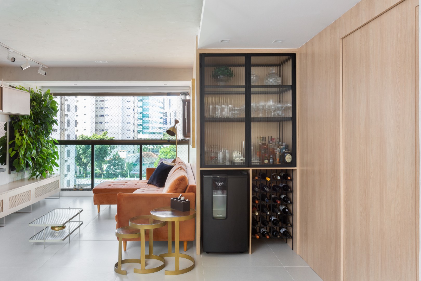 projeto_arquitetura_recife_reforma_apartamento_sala_estar_painel_varanda_integrada_adega