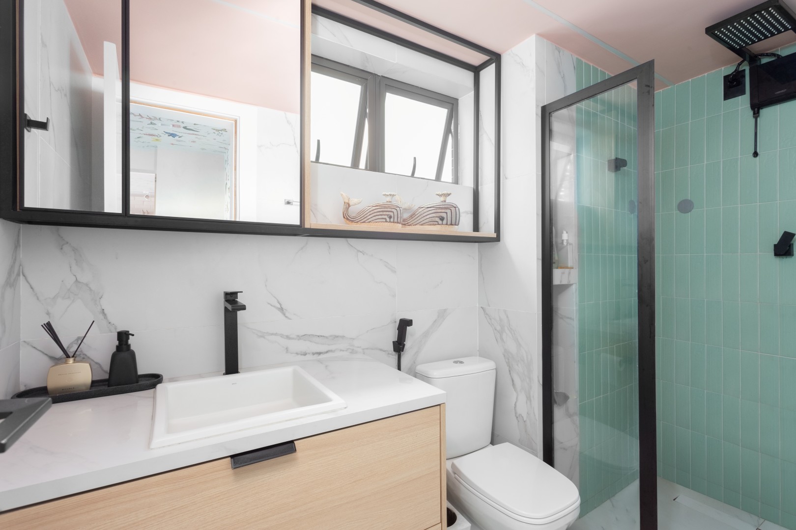projeto_arquitetura_recife_reforma_apartamento_banheiro_lavabo_cuba_torneira_preta_marmore_espelho_metalon_verde