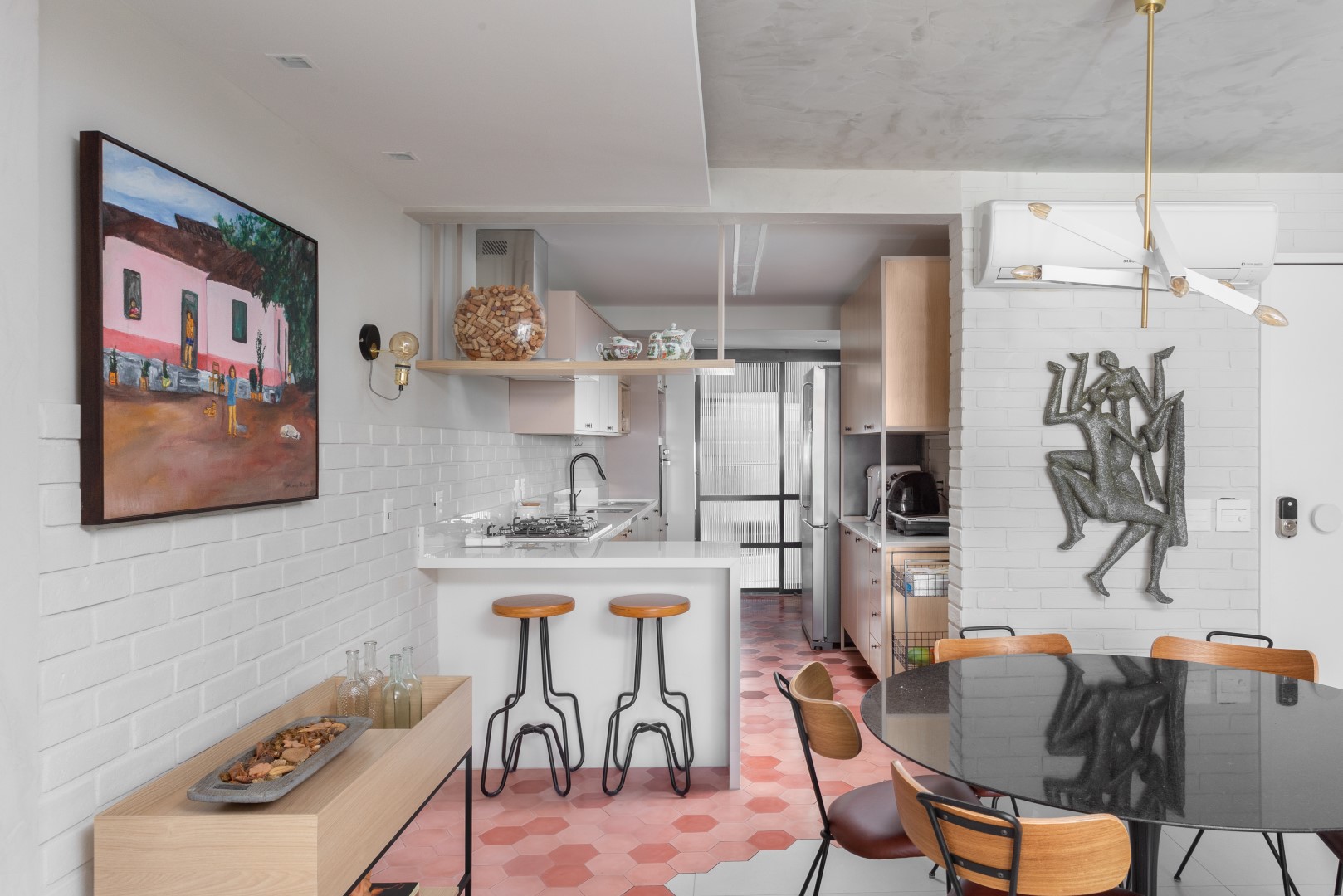 projeto_arquitetura_recife_reforma_apartamento_sala_jantar_integrada_cozinha_americana_banqueta_tijolo_aparente_mesa_redonda