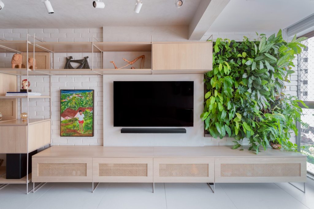 projeto_arquitetura_recife_reforma_apartamento_sala_estar_painel_varanda_integrada_estante_tv_jardim_vertical_nicho