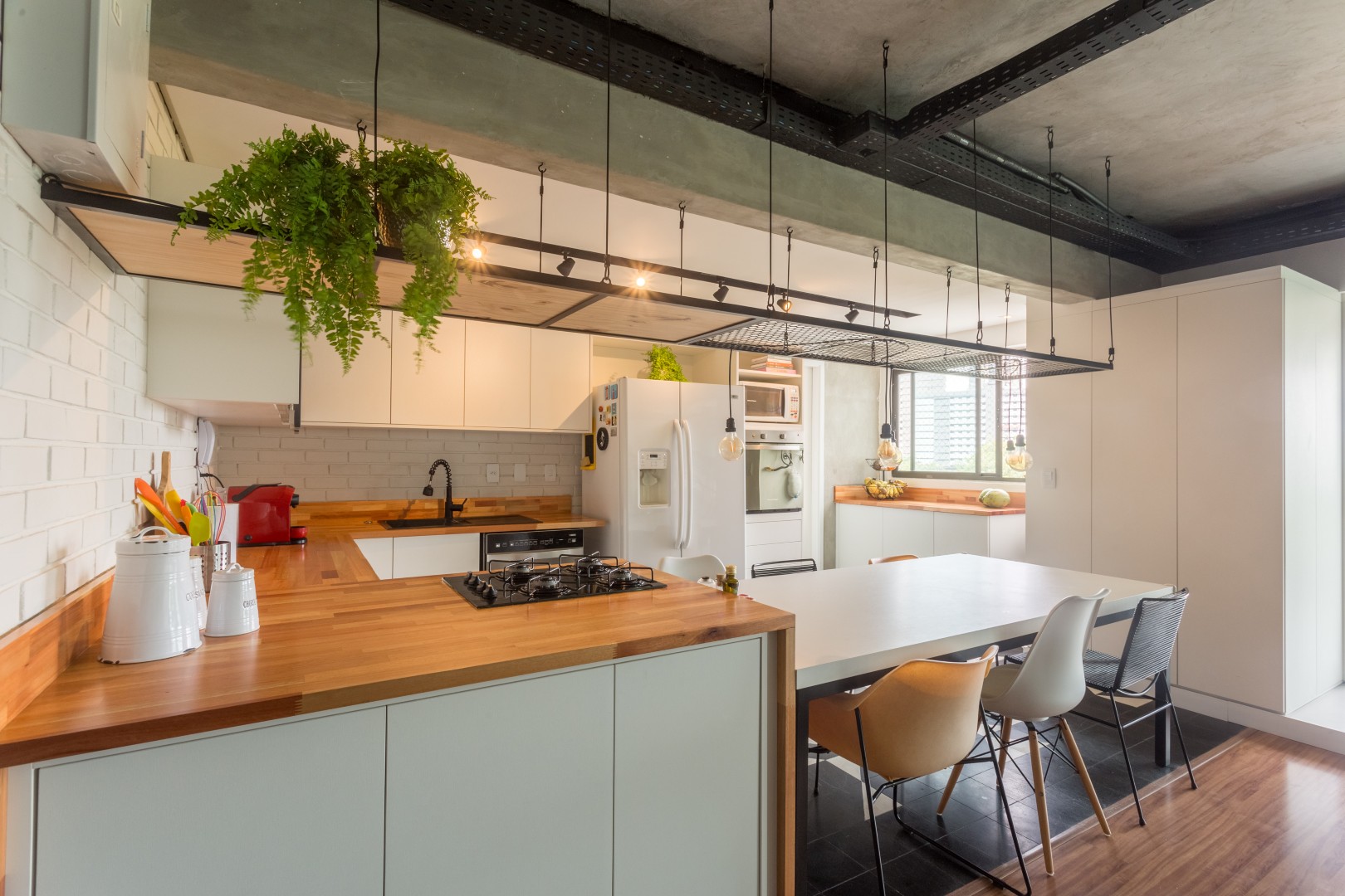 A cozinha totalmente aberta fez com que pudéssemos dispensar o uso da mesa de jantar, já que o casal também não fazia questão e com isso deixamos os espaços mais livres e amplos.