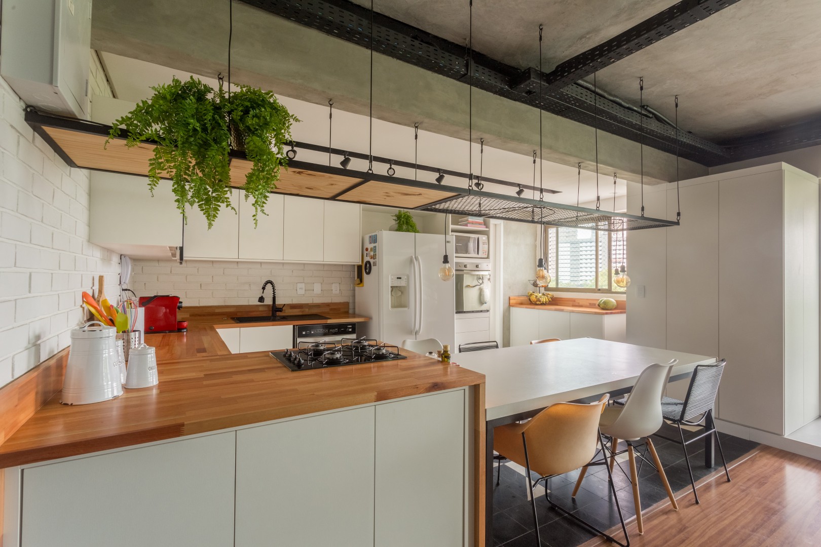 A cozinha totalmente aberta fez com que pudéssemos dispensar o uso da mesa de jantar, já que o casal também não fazia questão e com isso deixamos os espaços mais livres e amplos.
